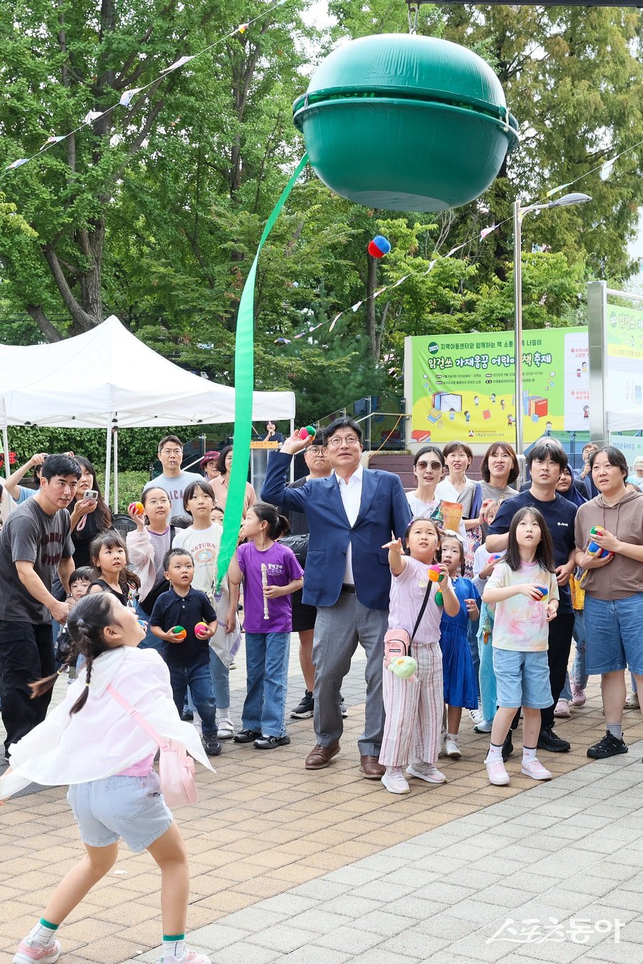 도성훈 인천광역시교육감은 지난 20일 가재울꿈어린이도서관 야외마당에서 열린 ‘2025 읽걷쓰 가재울꿈 어린이 책 축제’에 참여해 전래놀이 체험과 ‘도전! 읽걷쓰 골든벨’ 퀴즈 출제 등 다양한 프로그램에 함께하며 시민들과 소통했다. 사진제공｜인천시교육청