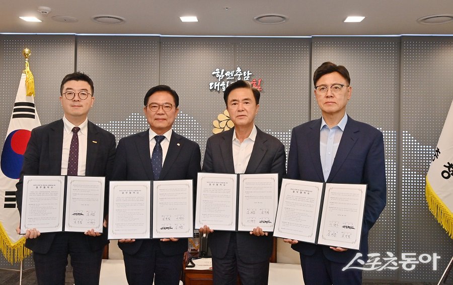 김태흠 충남지사는 지난 23일 도청 접견실에서 김석필 천안시장권한대행, 이명수 오송첨단의료산업진흥재단 이사장, 황동훈 원주의료기기산업진흥원 전략기획실장과 함께 ‘치의학과 의료기기 산업 간 전주기 협력체계 구축 업무협약’을 체결했다(왼쪽부터 세번째 김태흠 지사). 사진제공|충남도