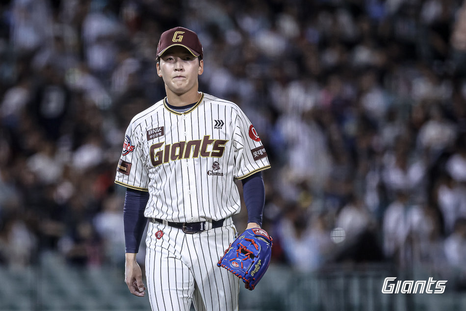 롯데 최준용이 23일 울산 문수구장에서 열린 NC와 홈경기에 구원등판해 7회초 동점을 허용한 뒤 아쉬워하고 있다. 사진제공｜롯데 자이언츠