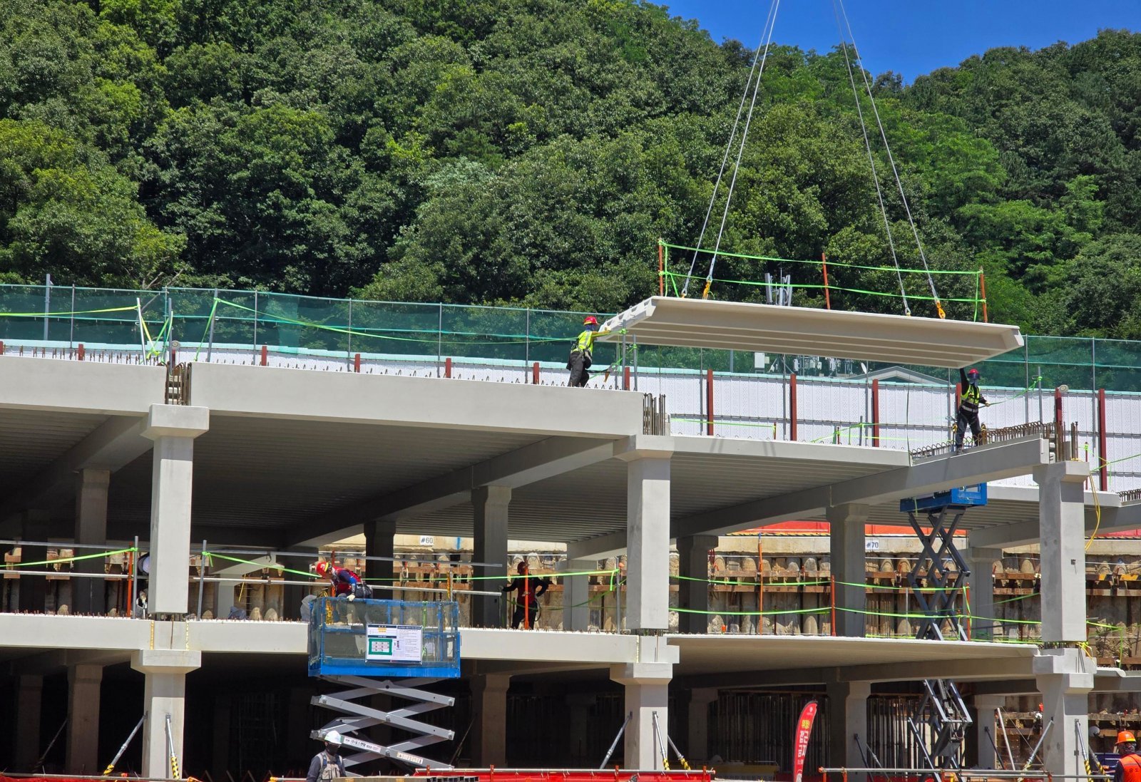 롯데건설은 ‘PC모듈러 공법’ 분야에서만 10건의 특허를 등록하며 기술력을 입증했다. 롯데건설이 공동주택 현장에서 PC 공법을 활용해 지하 주차장을 시공하고 있다. 사진제공 ｜롯데건설