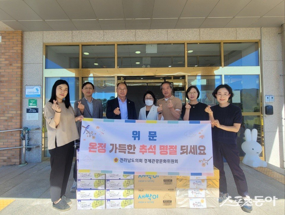 이규현 전남도의원이 지난 23일 담양군 소재 사회복지시설 ‘모랑가실버타운’과 ‘모당요양원’을 방문해 위문품을 전달하고 있다. 사진제공=전남도의회