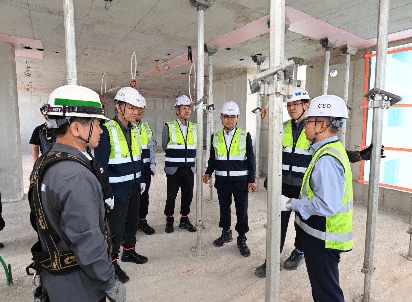 HDC현대산업개발은 23일 광주 센테니얼 아이파크 현장에서 시공혁신단 주관의 산학연 연합자문을 진행했다. 사진제공 ｜HDC현대산업개발