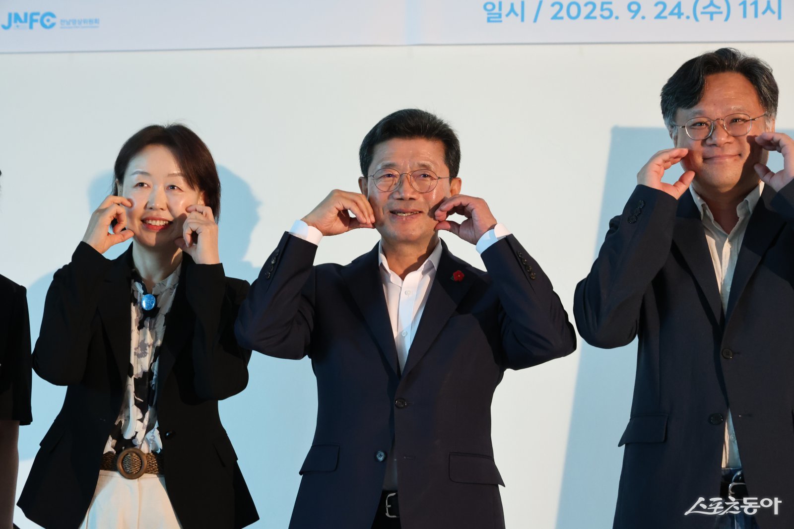 정인화 광양시장이 24일 오전 광양수산물유통센터 2층 회의실에서 ‘남도영화제 시즌2 광양’ 관련 기자회견을 갖고 행사 관계자들과 기념촬영을 하고 있다. 사진제공=박성화 기자