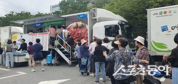 ‘강남구 추석맞이 직거래장터’가 24일 열려 사람들이 영주축협 한우를 구입하기 위해 줄을 서고 있는 모습. 사진제공ㅣ영주시