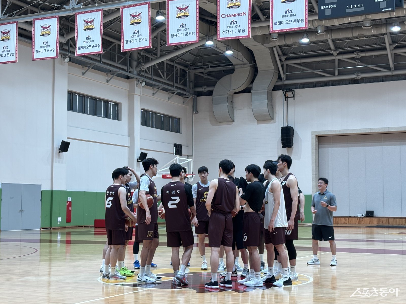 LG 선수단이 8월 이천 LG챔피언스파크에서 전술 훈련에 앞서 파이팅을 외치고 있다. 스포츠동아 DB