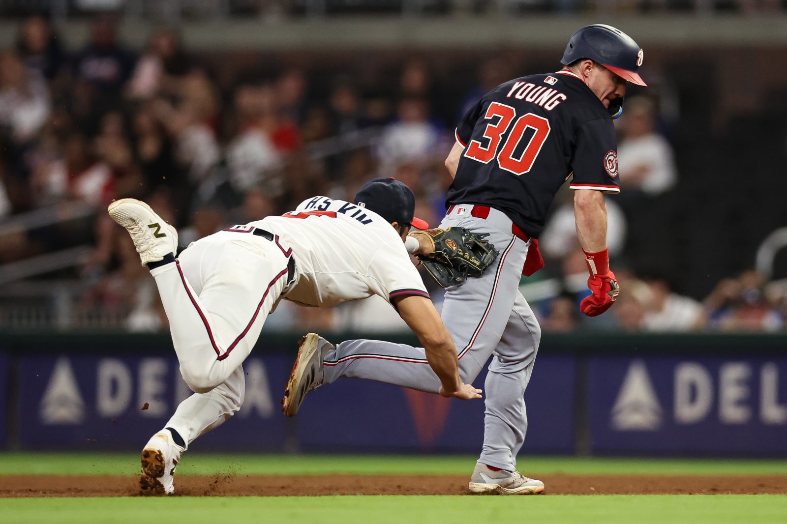 애틀랜타 김하성(왼쪽)은 24일(한국시간) 트루이스트파크에서 열린 ‘2025 MLB’ 워싱턴과 홈경기에서 5번타자 유격수로 선발출전해 4타수 무안타를 기록했다. 타선에서는 부침을 겪었지만, 환상적인 수비로 팀 승리에 보탬이 됐다. 애틀랜타(미 조지아주)|AP뉴시스