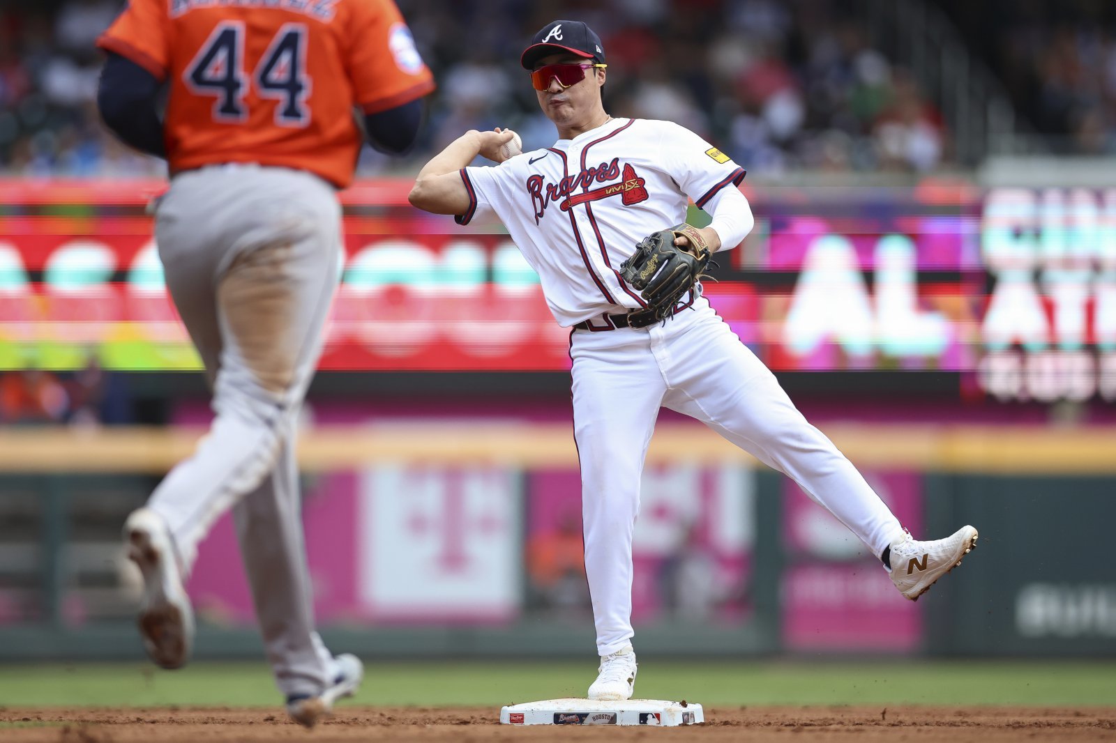 애틀랜타 김하성(오른쪽)은 24일(한국시간) 트루이스트파크에서 열린 ‘2025 MLB’ 워싱턴과 홈경기에서 5번타자 유격수로 선발출전해 4타수 무안타를 기록했다. 타선에서는 부침을 겪었지만, 환상적인 수비로 팀 승리에 보탬이 됐다.|AP뉴시스