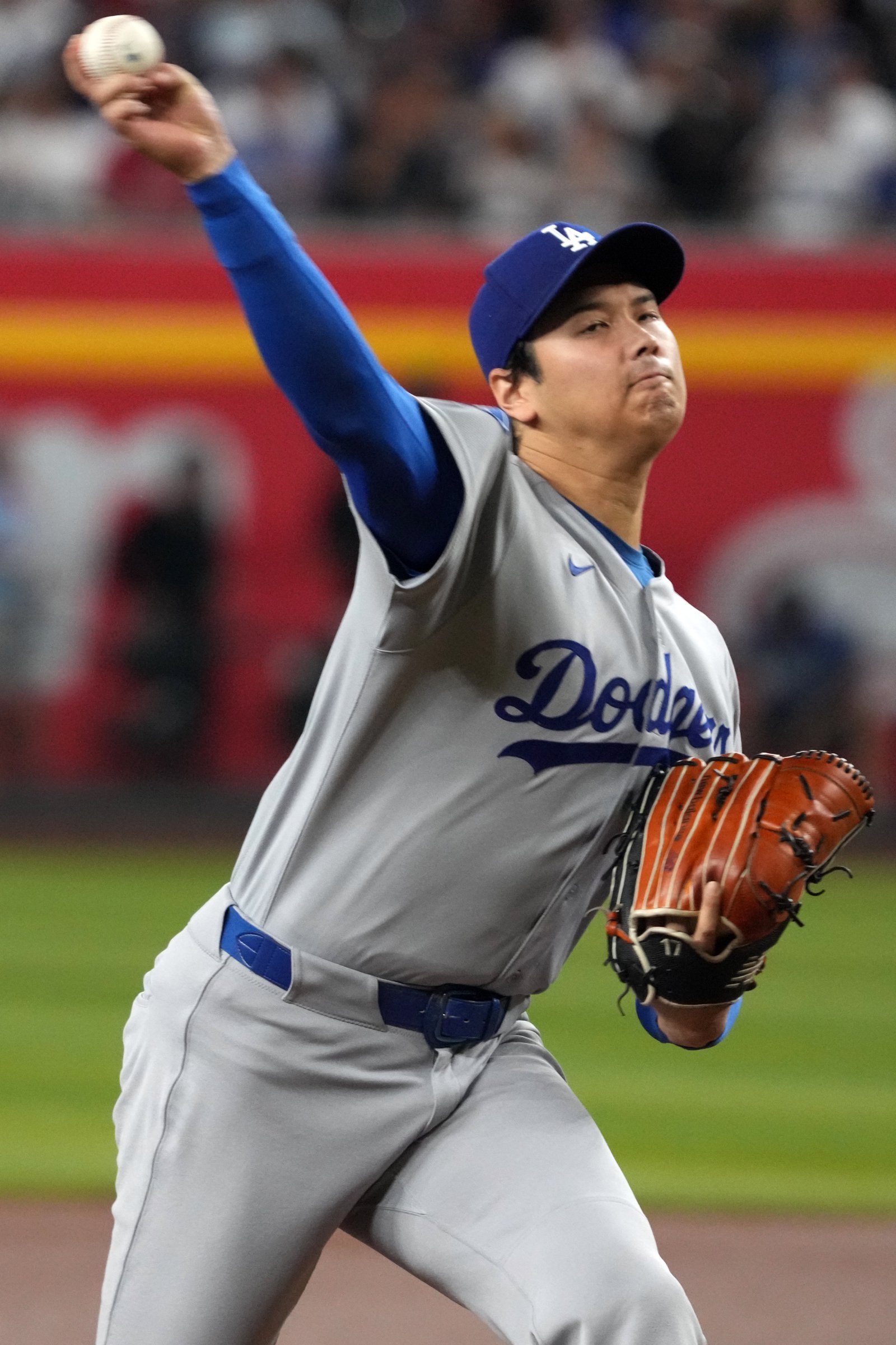 LA 다저스 오타니 쇼헤이가 24일(한국시간) 체이스필드에서 열린 애리조나 다이아몬드백스전에서 부상 복귀 후 최다 6이닝을 소화하며 무실점 호투를 펼쳤다. 그러나 다저스는 계투진의 방화로 4-5로 역전패했다. 역투하는 오타니. 피닉스(미 애리조나주)｜AP뉴시스