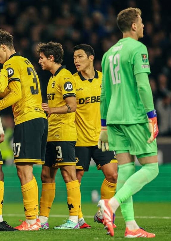 울버햄턴 황희찬(오른쪽 2번째)이 24일(한국시간) 영국 몰리뉴스타디움에서 열린 에버턴과 2025~2026시즌 카라바오컵 32강 홈경기에서 전반 29분 무네치의 선제 결승골이 터지자 동료들과 기뻐하고 있다. 팀은 2-0으로 이겼지만, 그는 10일만에 잡은 선발기회에서 침묵하며 아쉬움을 삼켰다. 사진출처│울버햄턴 인스타그램