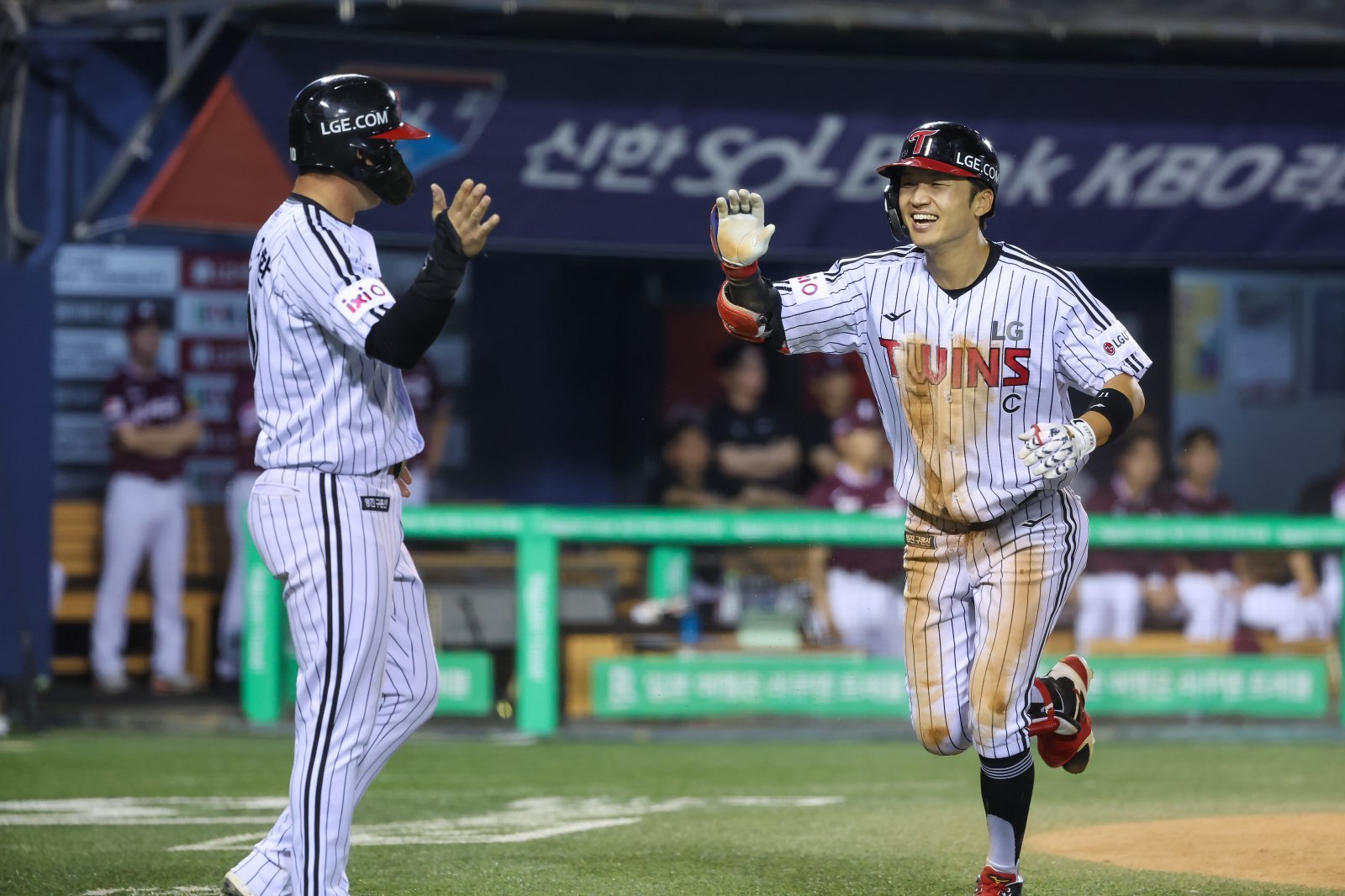LG 박해민(오른쪽)이 2016년 이후 9년 만에 다시 개인 50도루 기록을 노린다. 박해민이 올해 50도루 고지를 밟으면, 2004년 전준호(현대) 이후 역대 두 번째로 35세를 넘긴 나이에 50도루를 기록하게 된다. 이미 전준호의 당시 나이도 넘어 자연스럽게 최고령 50도루 기록까지 만들 수 있다. 사진제공|LG 트윈스