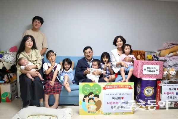 주낙영 시장이 김도형·임소라 씨 가정을 찾아 여섯째 딸 나은 양의 출산을 축하하고 잇다. 사진제공 ㅣ 경주시