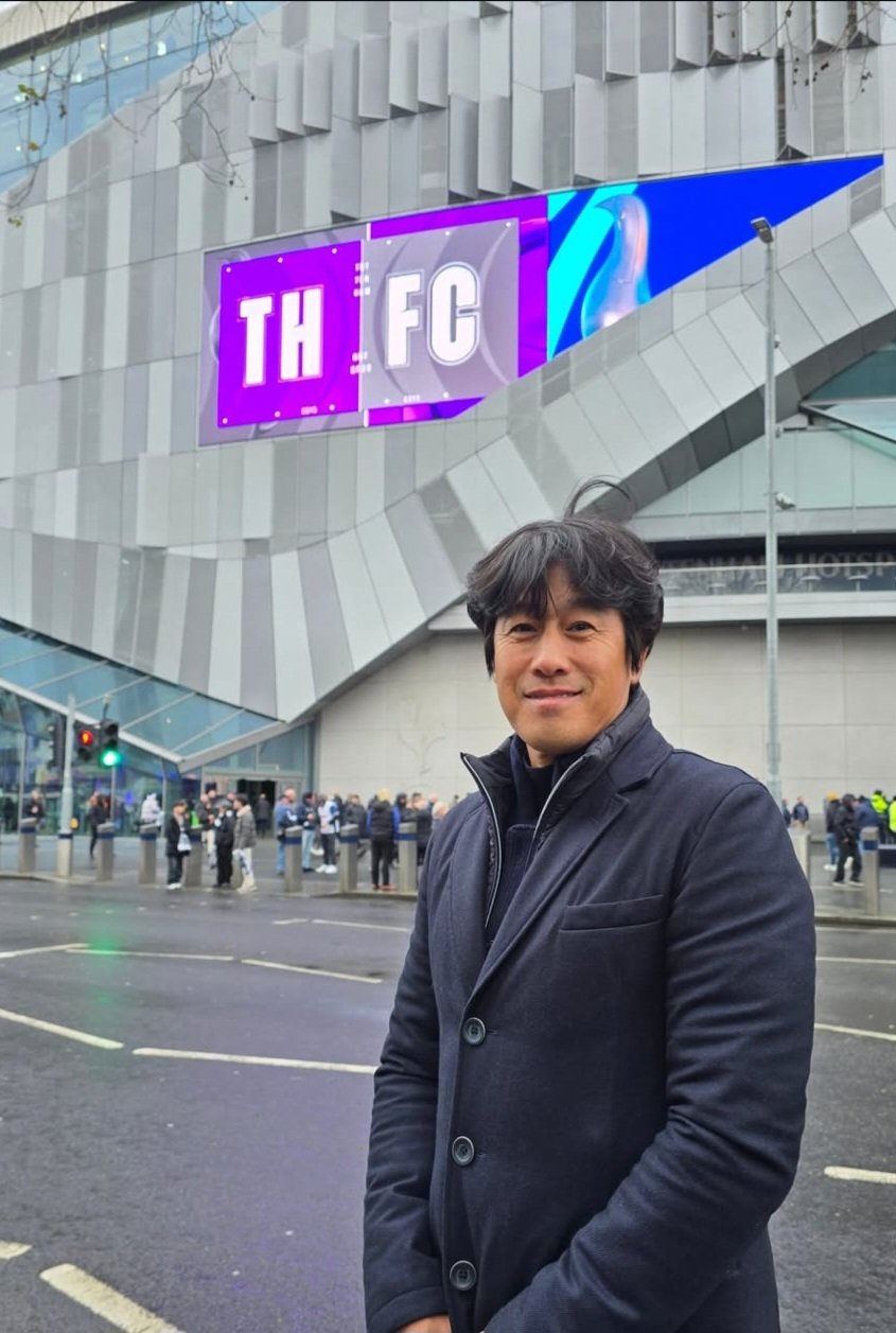 중국 슈퍼리그 첫 정상을 노크하는 청두 룽청의 서정원 감독은 겨울 비시즌 때마다 유럽으로 향해 수시로 바뀌는 현대 축구의 트렌드를 살피고 있다. 토트넘 홋스퍼 스타디움 앞에서 포즈를 취한 서 감독. 사진출처|서정원 감독 인스타그램