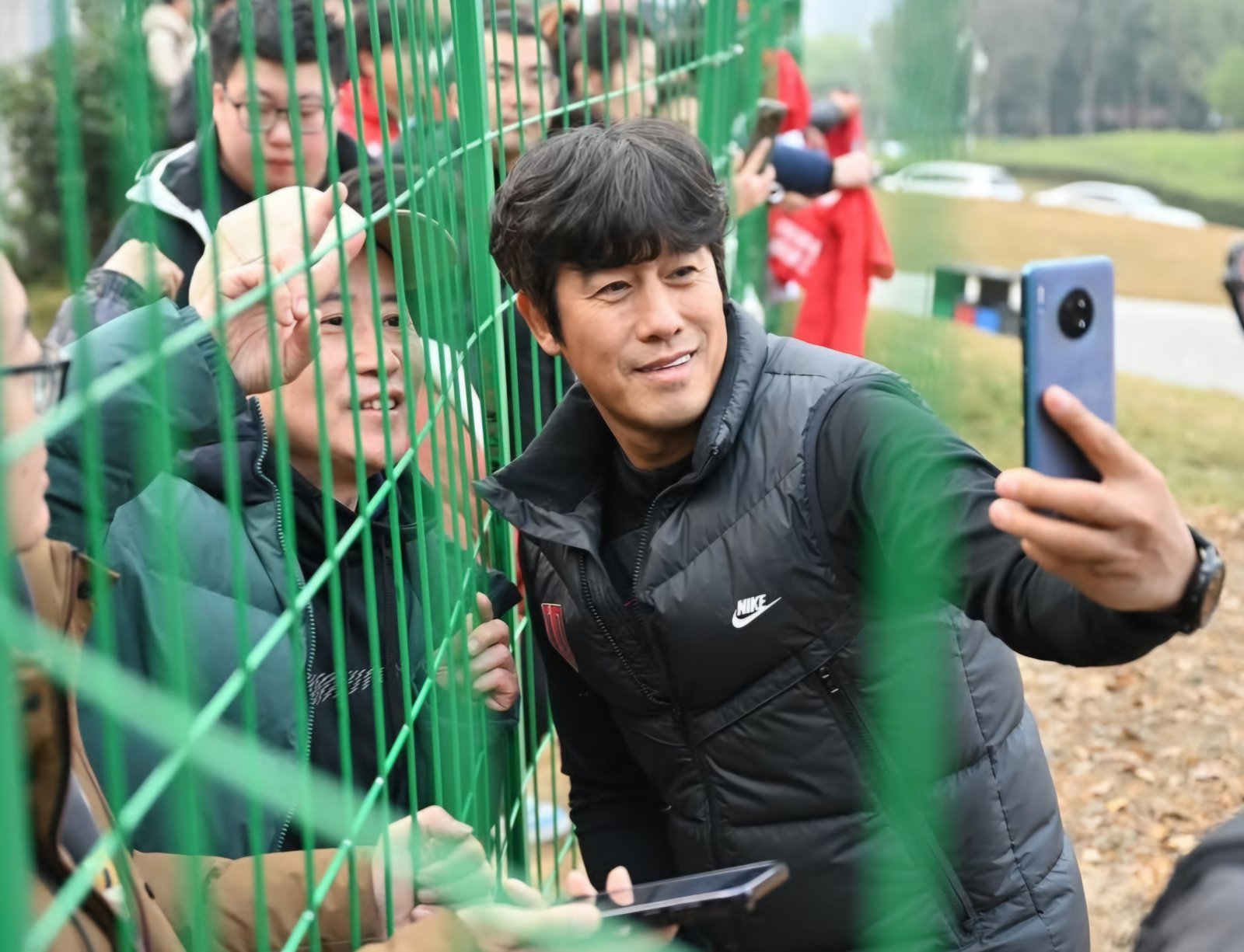 서정원 청두 룽청 감독이 클럽하우스까지 찾아와 선수들을 응원하는 현지 팬과 사진을 찍고 있다. 사진출처|청두 룽청 인스타그램