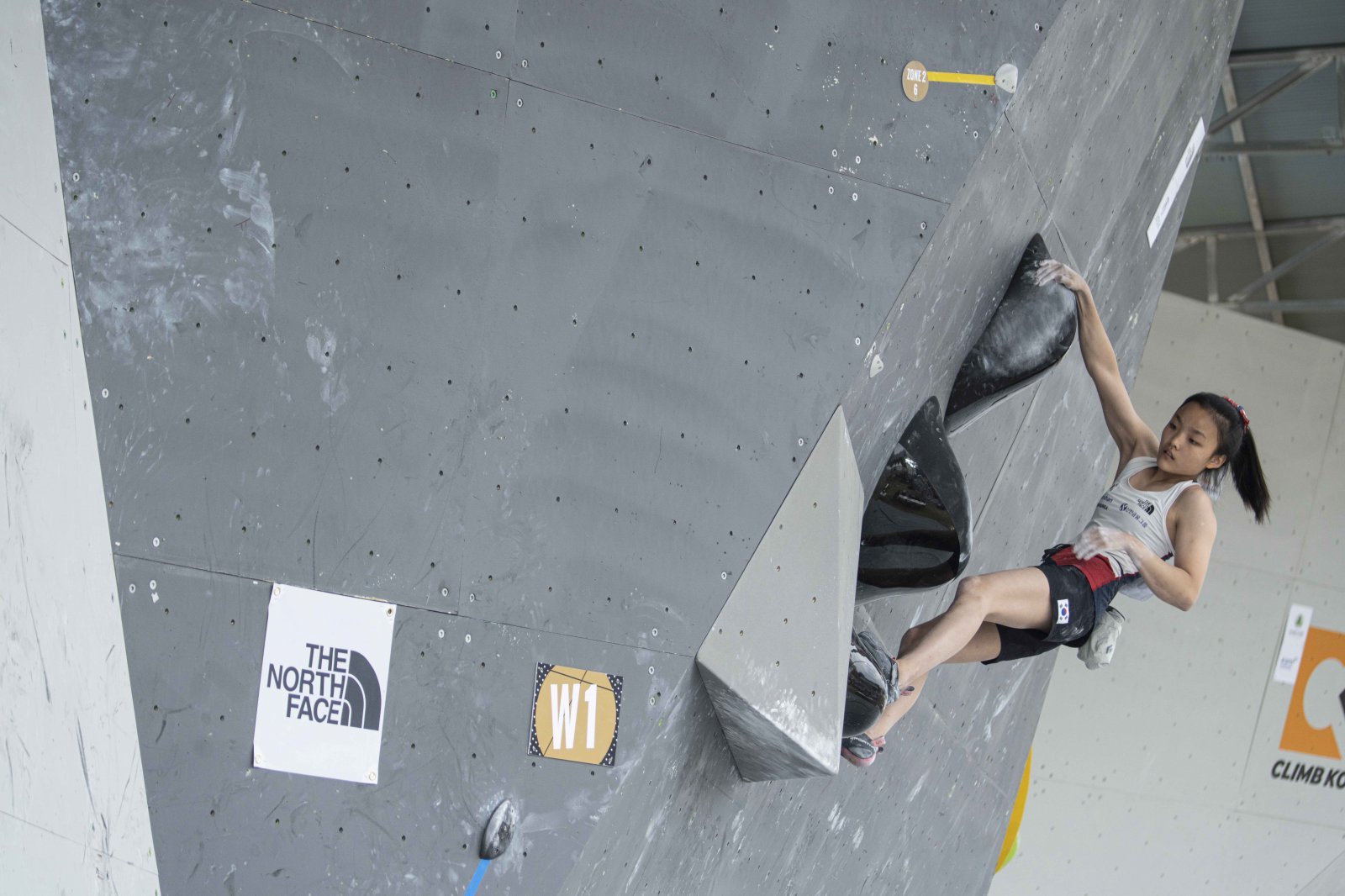 2022년 노스페이스가 공식 후원한 스포츠클라이밍 아시아선수권대회에서2관왕에 오른 서채현 선수의 경기 모습.  (노스페이스 제공)