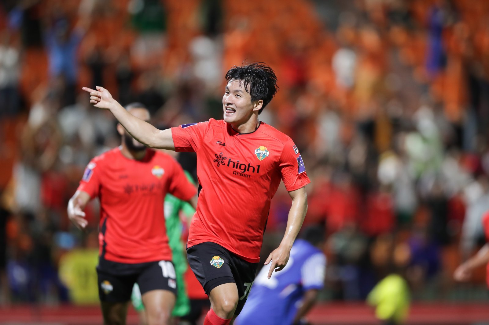 강원의 올해 이적생 중 가장 활약이 두드러지는 선수는 구본철(사진)과 김건희다. 부침을 겪고 있던 둘은 올해 정경호 감독의 전화를 받고 이적을 결심했다. 힘들 때 먼저 찾아준 은사를 위해 힘을 보태겠다는 의지다. 사진제공│한국프로축구연맹