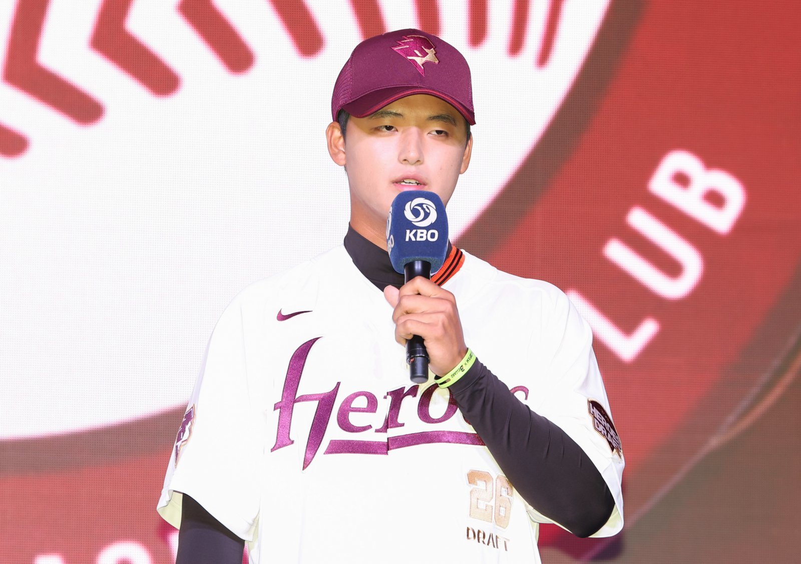 2026시즌 KBO 신인드래프트 전체 1순위 지명자인 북일고 투수 박준현이 24일 키움과 계약금 7억 원에 계약했다. 7억 원은 구단 신인 역대 2위, KBO 공동 3위에 해당하는 고액이다. 뉴시스