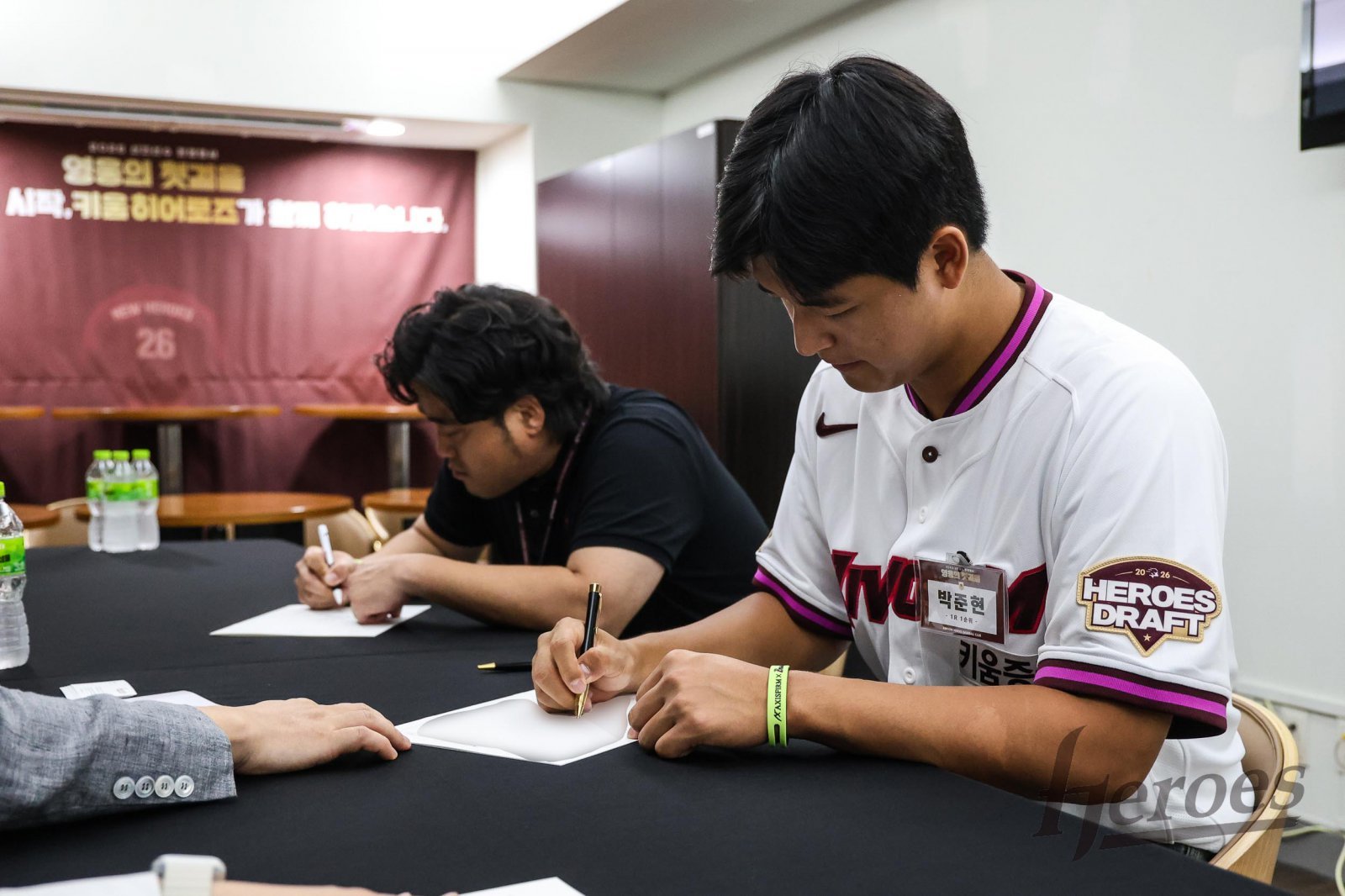 2026시즌 KBO 신인드래프트 전체 1순위 지명자인 북일고 투수 박준현(오른쪽)이 24일 키움과 계약금 7억 원에 계약했다. 7억 원은 구단 신인 역대 2위, KBO 공동 3위에 해당하는 고액이다. 박준현이 부친 박석민 전 코치와 함께 계약서를 검토하고 있다. 사진제공|키움 히어로즈