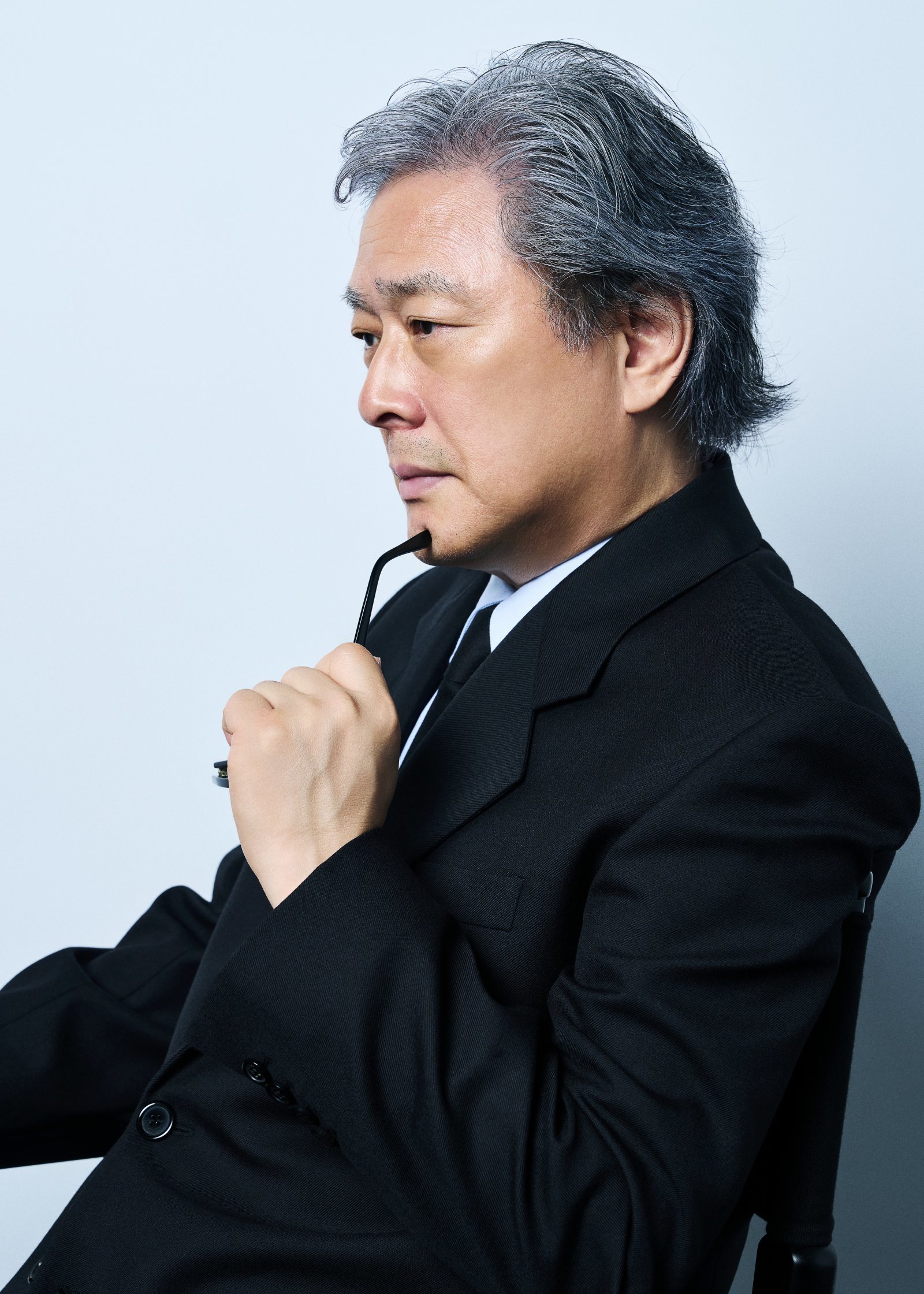 200개국 이상 선판매, 사전예매량 40만 돌파. ‘어쩔수가없다’가 개봉 전부터 손익분기점을 넘어서며 대한민국 극장가에 오랜만에 순풍을 일으키고 있다.  사진제공 | CJ ENM