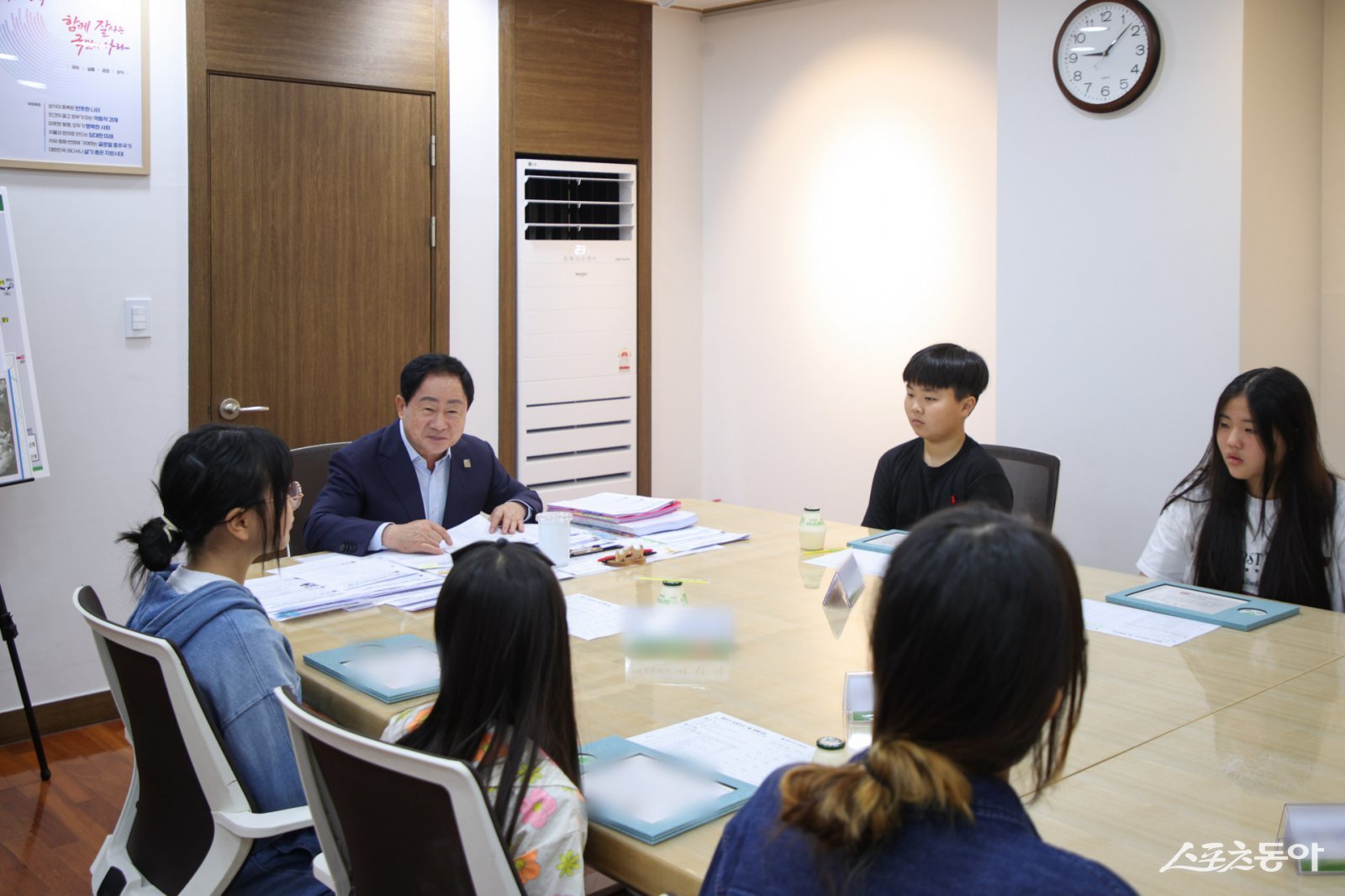 주광덕 시장은 23일 시청에서 관내 초등학생 7명 ‘제25기 1일 명예시장’과 의견을 청취하고 있다. 사진제공ㅣ남양주시 