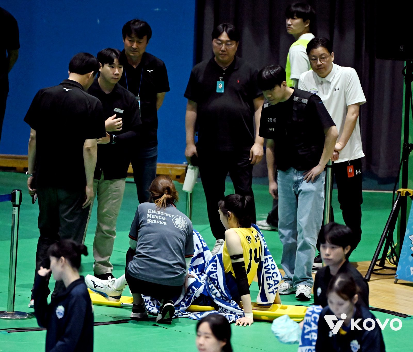 현대건설 양효진(14번)이 23일 여수 진남체육관에서 열린 GS칼텍스와 KOVO컵 여자부 조별리그 A조 2차전 도중 왼쪽 무릎 부상을 입은 뒤 강서우와 교체돼 코트를 떠났다. 검진 결과 왼쪽 무릎 염좌소견을 받았다. 새 시즌 정규리그 개막전 출전 가능성이 남아있는 것으로 전해졌다. 사진제공│KOVO