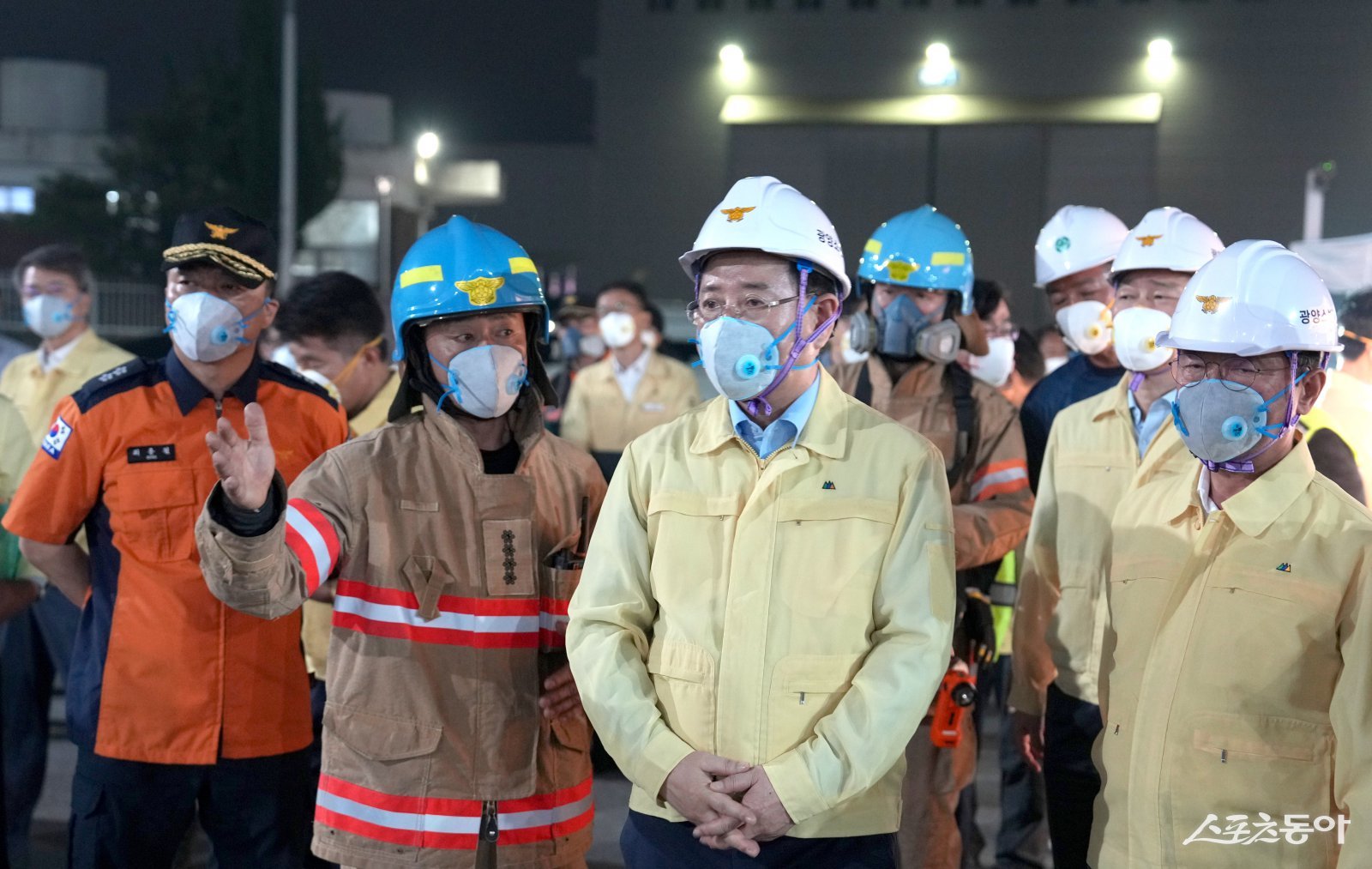 김영록 전라남도지사가 지난 18일, 지난13일 화재가 발생한 광양항 동측배후단지 내 물류창고 현장을 둘러보며 현황을 청취하고 있다. 사진제공=전남도