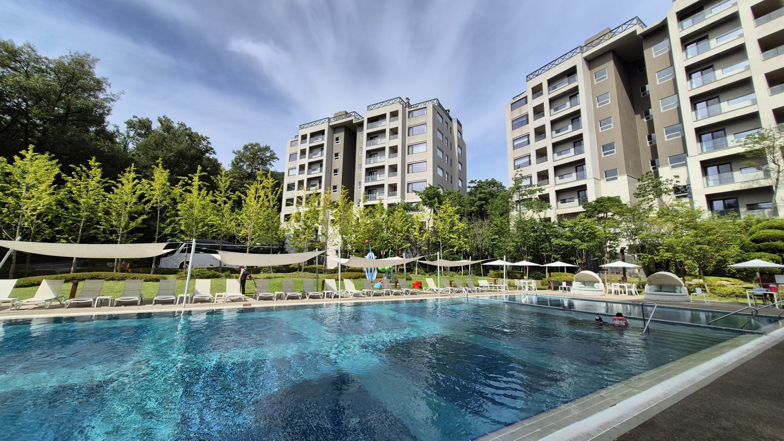 안토 회원들을 위한 수영장과 리조트 동.   양형모 기자