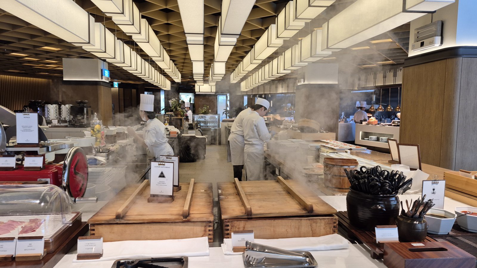 인근 주민들에게도 인기가 높은 안토의 뷔페 레스토랑 ‘우디플레이트’