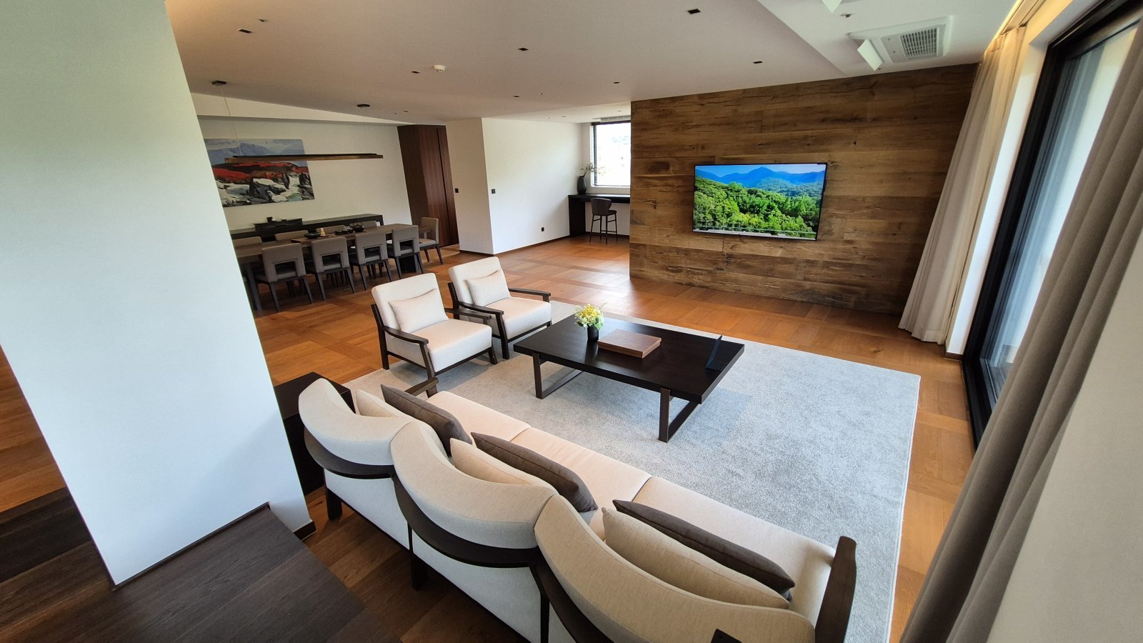 최상위 룸 중 하나인 파인하우스 거실