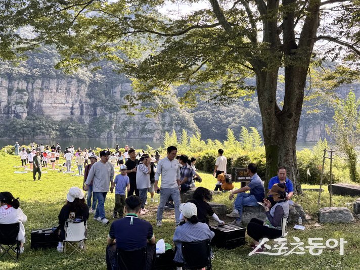 적벽을 배경으로 망미정 앞 잔디광장에서 축제를 즐기는 관광객들. 사진제공=화순군