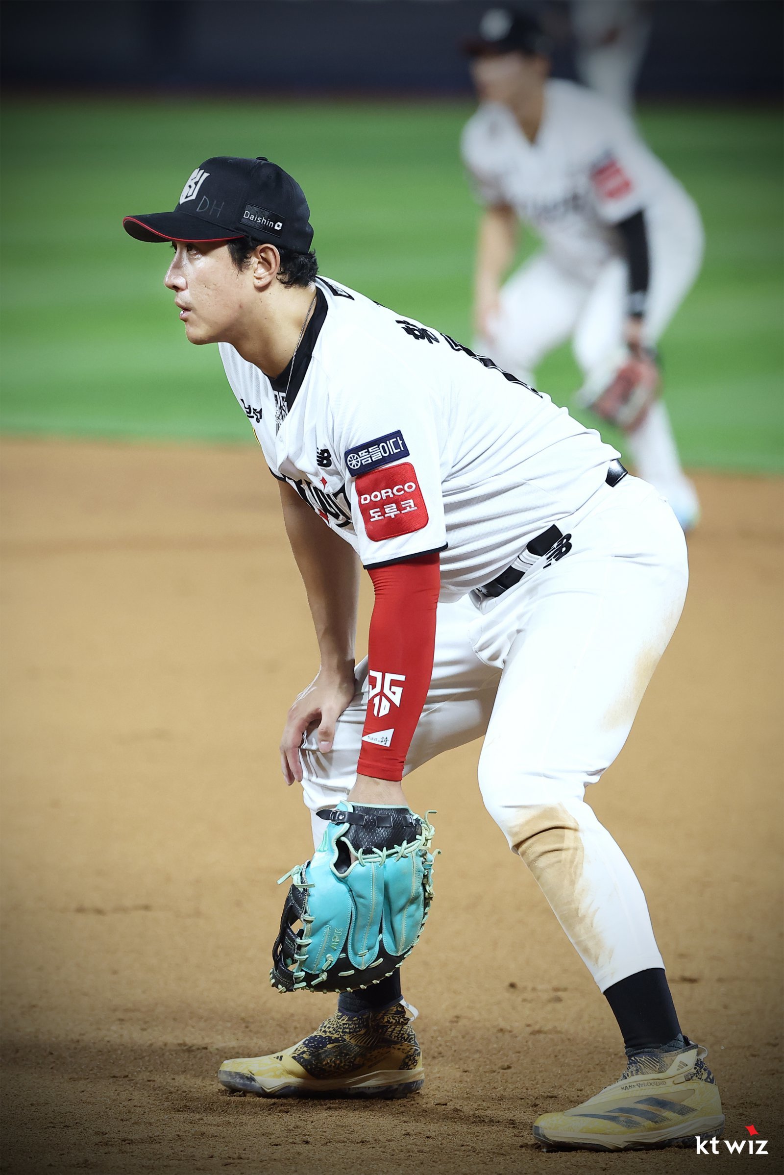 KT 황재균이 1루수 미트를 끼고 수비 동작을 취하고 있다. 사진제공|KT 위즈