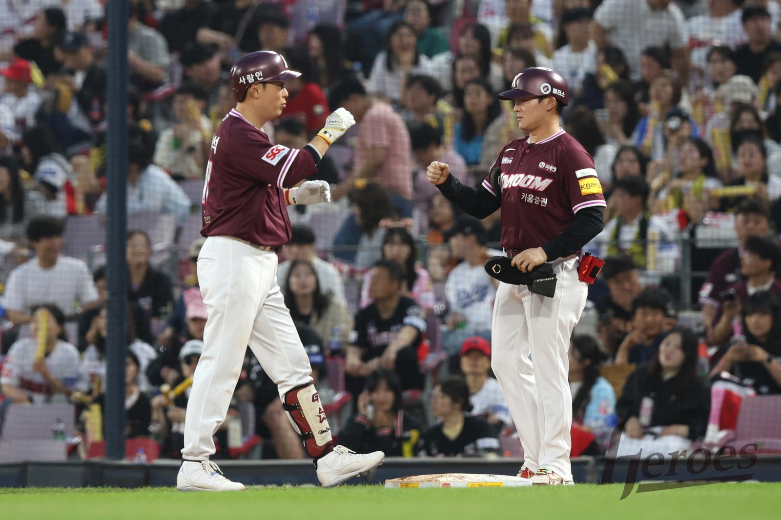 키움 이원석(왼쪽)은 24일 고척 KIA와 홈경기를 앞두고 179일 만에 1군에 합류했다. 그는 허리 통증을 털어내고 오른손 대타, 덕아웃 리더로서 활력을 불어넣을 예정이다. 사진제공|키움 히어로즈