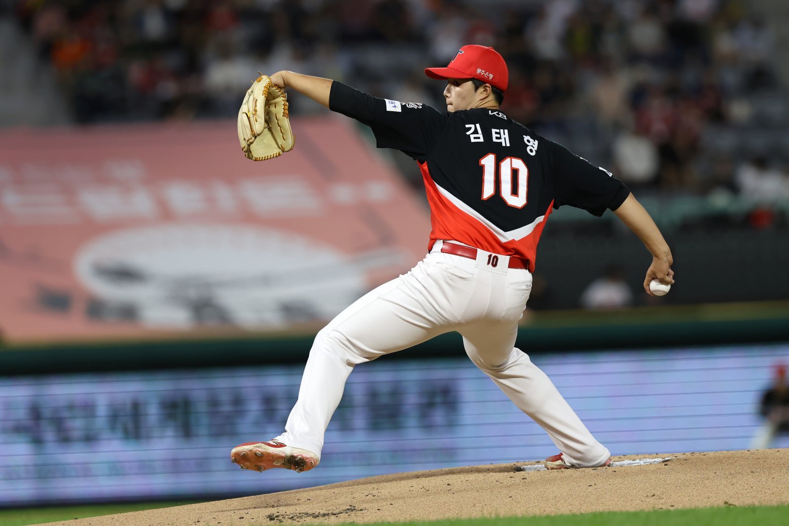 KIA 김태형은 시즌 막바지 선발투수로서 가능성을 선보이고 있다. 그는 피하지 않고 상대와 붙으며 실패도 맛보지만, 그 속에서 또다른 배움을 얻으며 성장하고 있다. 사진제공|KIA 타이거즈