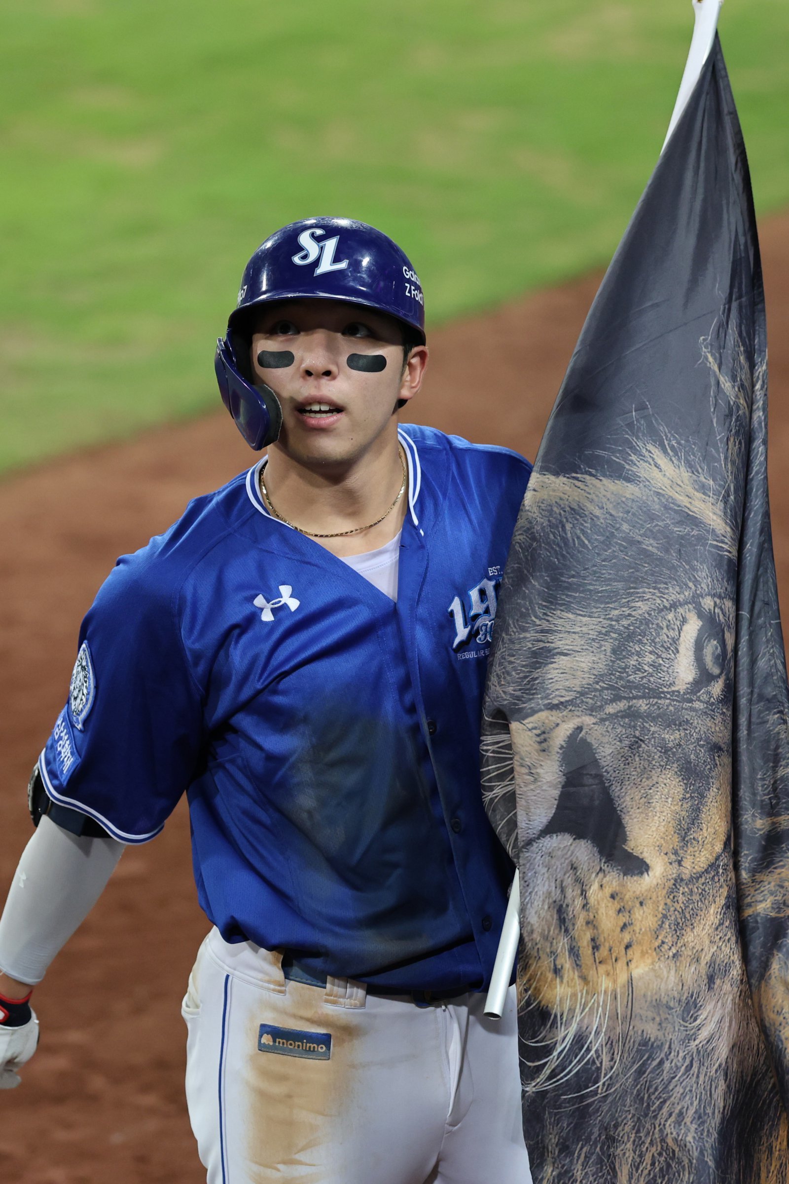 삼성 김영웅이 24일 대구 롯데전에서 4회초 2점홈런을 쳐낸 뒤 깃발을 들고 환호하고 있다. 사진제공|삼성 라이온즈