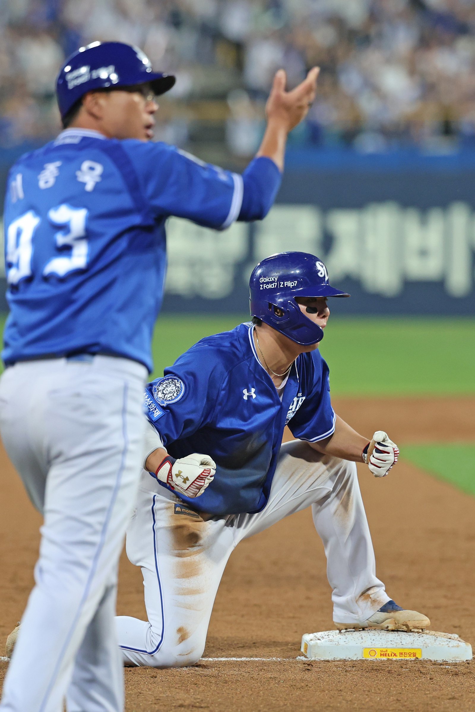 삼성 김영웅(오른쪽)이 24일 대구 롯데전에서 3회말 3루타를 쳐낸 뒤 환호하고 있다. 사진제공|삼성 라이온즈