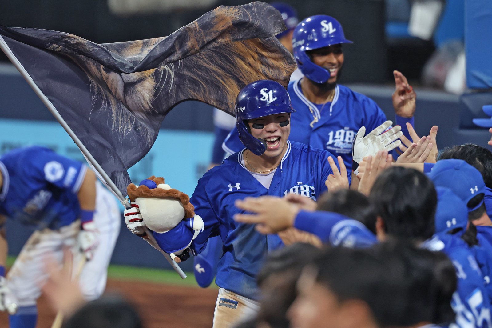삼성 김영웅(가운데)이 24일 대구 롯데전에서 4회초 2점홈런을 쳐낸 뒤 깃발을 들고 환호하고 있다. 사진제공|삼성 라이온즈