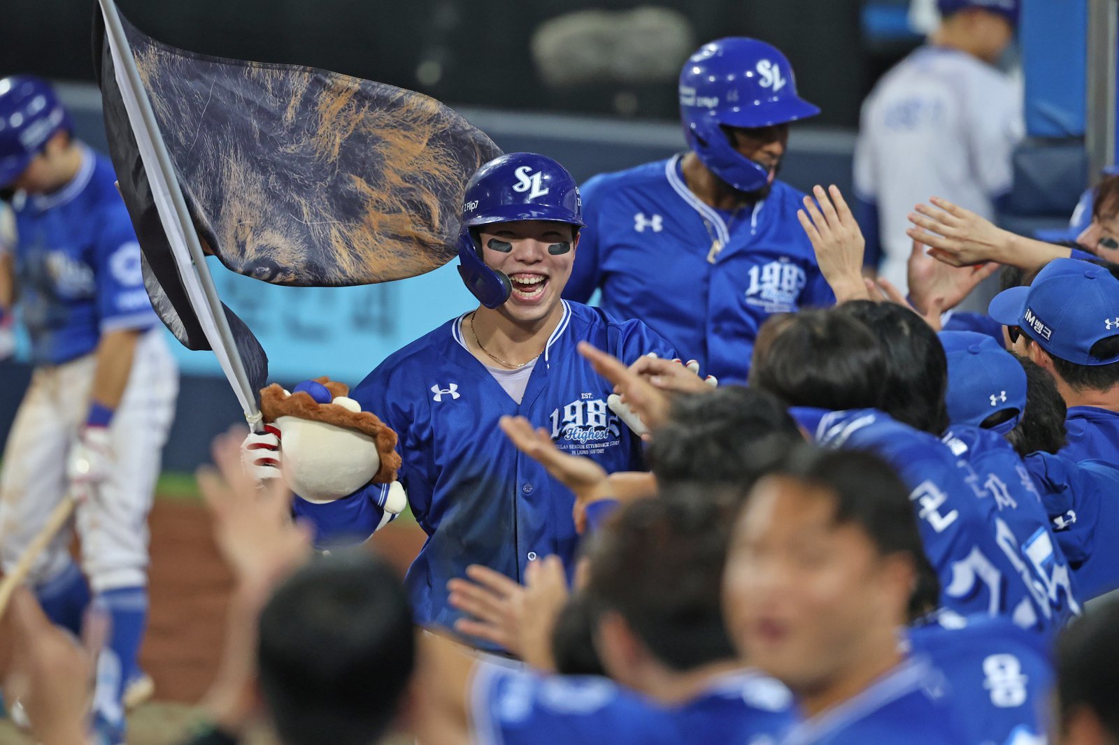 삼성 김영웅이 24일 대구 롯데전에서 4회초 2점홈런을 쳐낸 뒤 깃발을 들고 환호하고 있다. 사진제공|삼성 라이온즈