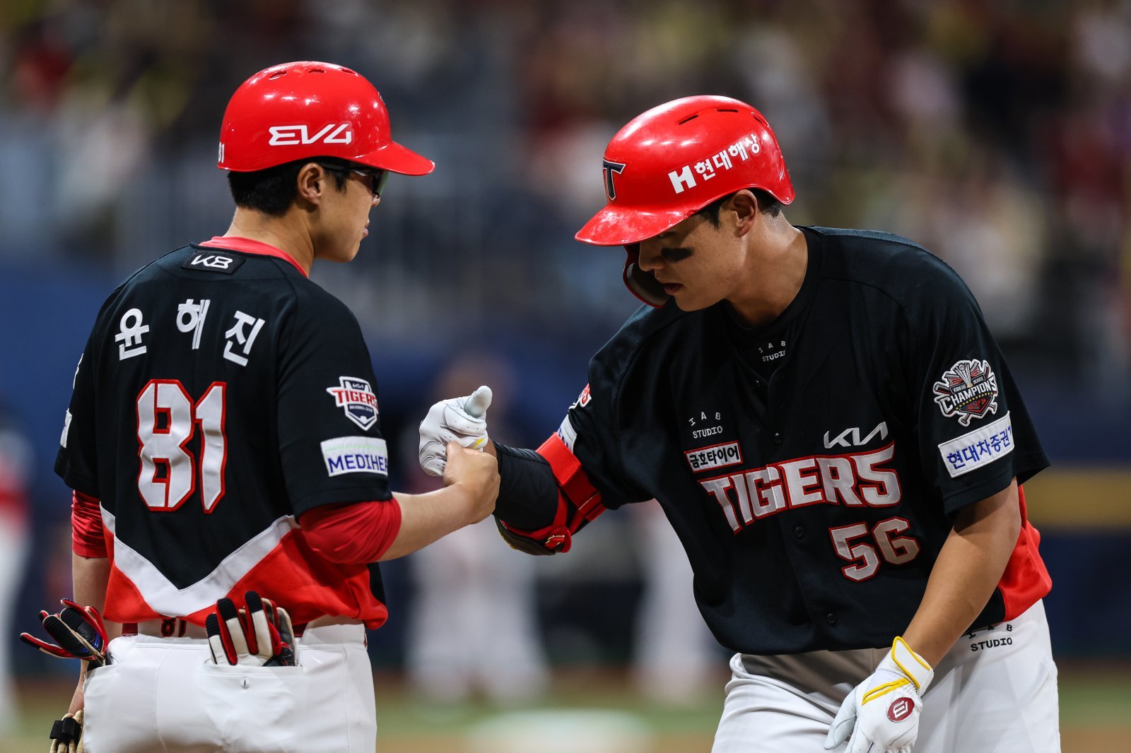 KIA 오선우(오른쪽)는 24일 고척 키움과 원정경기에서 5번타자 1루수로 선발출전해 홈런을 포함해 멀티히트 경기를 펼쳤다. 그는 최근 성장통을 이겨내며 궤도에 오르려고 한다. 사진제공｜KIA 타이거즈