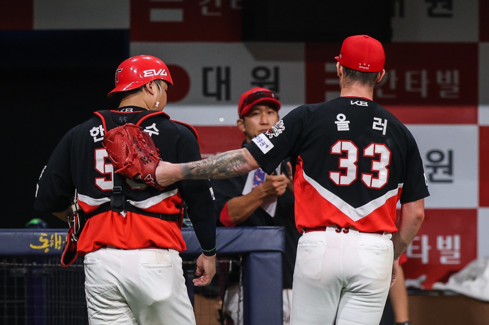 KIA 아담 올러(오른쪽)는 24일 고척 키움과 원정경기에서 선발등판해 6이닝 무실점 QS를 기록했다. 삼진 13개를 잡아내는 등 압도적인 투구로 상대 타선을 잠재웠다. 사진제공｜KIA 타이거즈