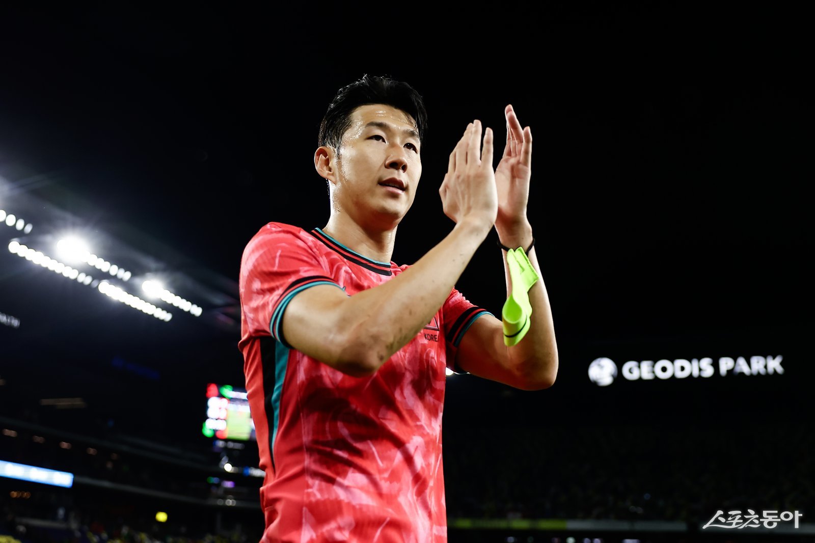 축구국가대표팀 주장 손흥민이 올해 A매치에서 리오넬 메시를 상대할 가능성은 없다. 9월 미국 원정으로 진행된 A매치를 마친 뒤 관중에게 감사를 전하는 모습. 사진제공|대한축구협회