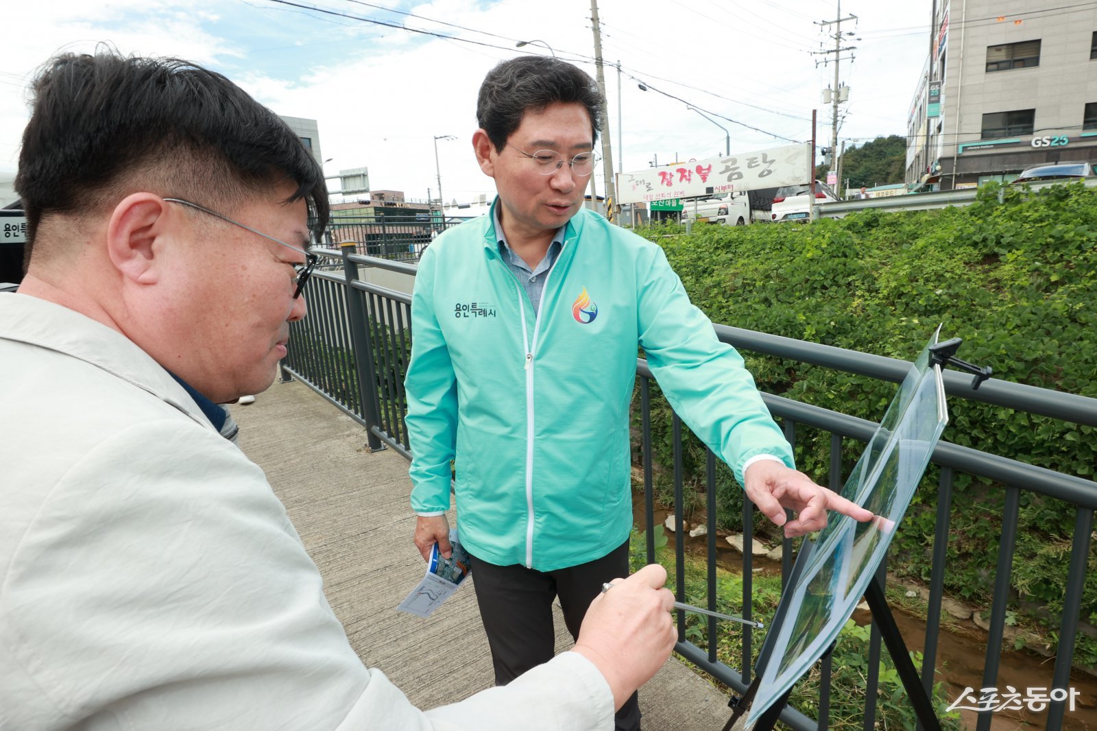 이상일 용인특례시장은 지난 23일 오후 처인구 모현읍 왕산리 일원에서 추진 중인 모산소하천 산책로 조성사업 현장을 찾아 추진 상황을 점검했다. 사진제공｜용인시