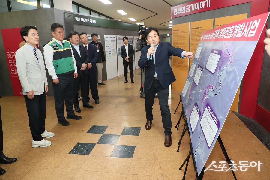 김 지사는 먼저 장성광업소 부지를 방문해 사업계획을 보고받고 예비타당성 조사 통과를 위해 노력한 관계자들을 격려했다(왼쪽 김진태 지사). 사진제공｜강원도