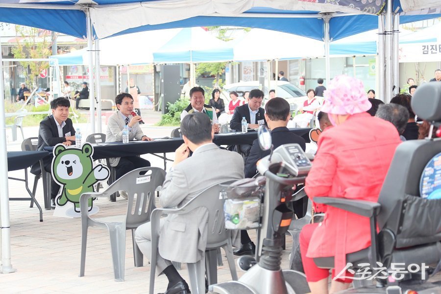 이어 김 지사는 장성동 탄탄마을 광장에서 장성동·구문소동·철암동 주민들과 만나 지역 현안과 생활 불편사항을 청취했다(왼쪽부터 두번째 김진태 지사). 사진제공｜강원도