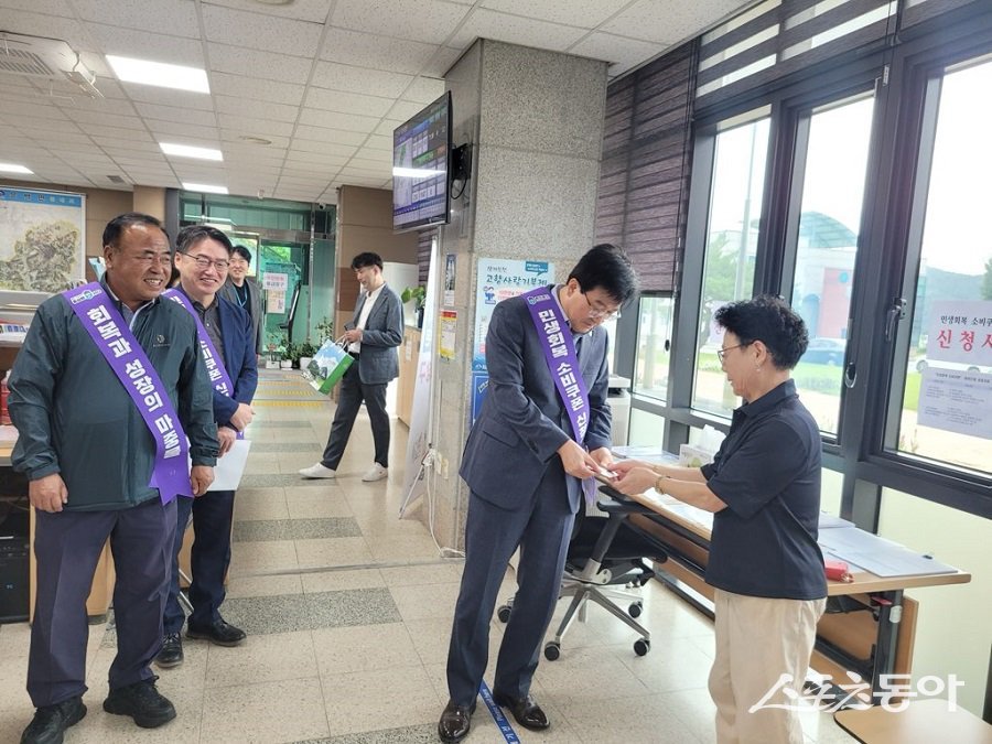 충청북도 경제통상국 직원 25명은 지난 24일, 진천중앙시장을 방문해 추석맞이 장보기를 진행하고, 진천군 문백면사무소와 지역 복지시설을 찾아 다양한 활동을 펼쳤다. 사진제공｜충북도