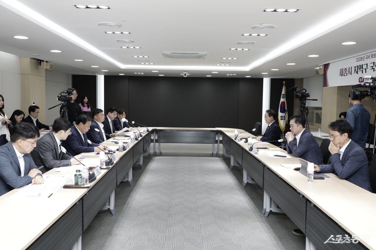 최민호 세종특별자치시장은 지난 24일 서울 여의도 중소기업중앙회 혁신룸에서 강준현·김종민 국회의원과 함께 행정수도 세종 완성을 위한 내년도 정부예산 반영 과제 및 주요 현안을 논의했다. 사진제공|세종시