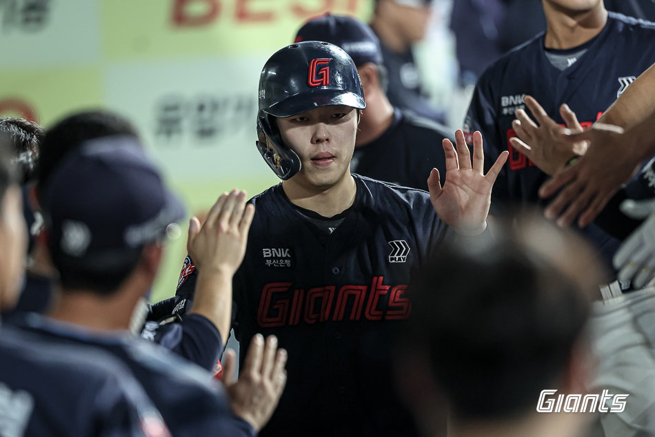 롯데 고승민이 24일 대구삼성라이온즈파크에서 열린 삼성과 원정경기 도중 득점한 뒤 덕아웃에서 동료들과 손뼉을 마주치고 있다. 사진제공|롯데 자이언츠