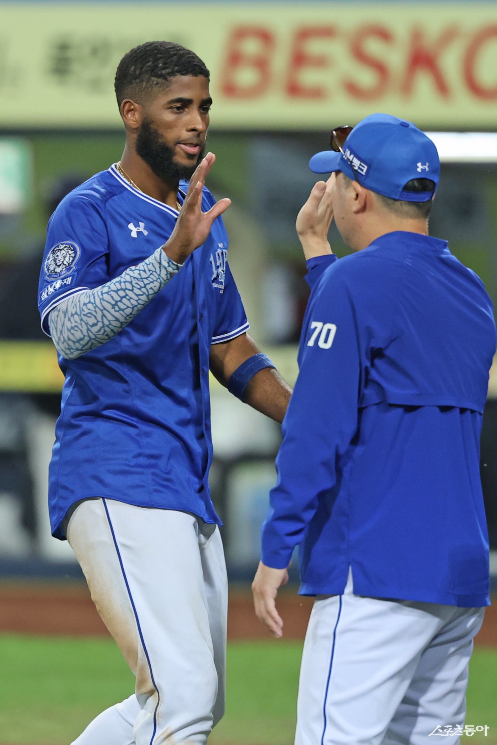 삼성 디아즈(왼쪽)가 24일 대구 롯데전에서 4타수 2안타 2타점을 올리며 팀의 9-4 승리를 이끈 뒤 박진만 삼성 감독과 하이파이브를 하고 있다. 사진제공｜삼성 라이온즈