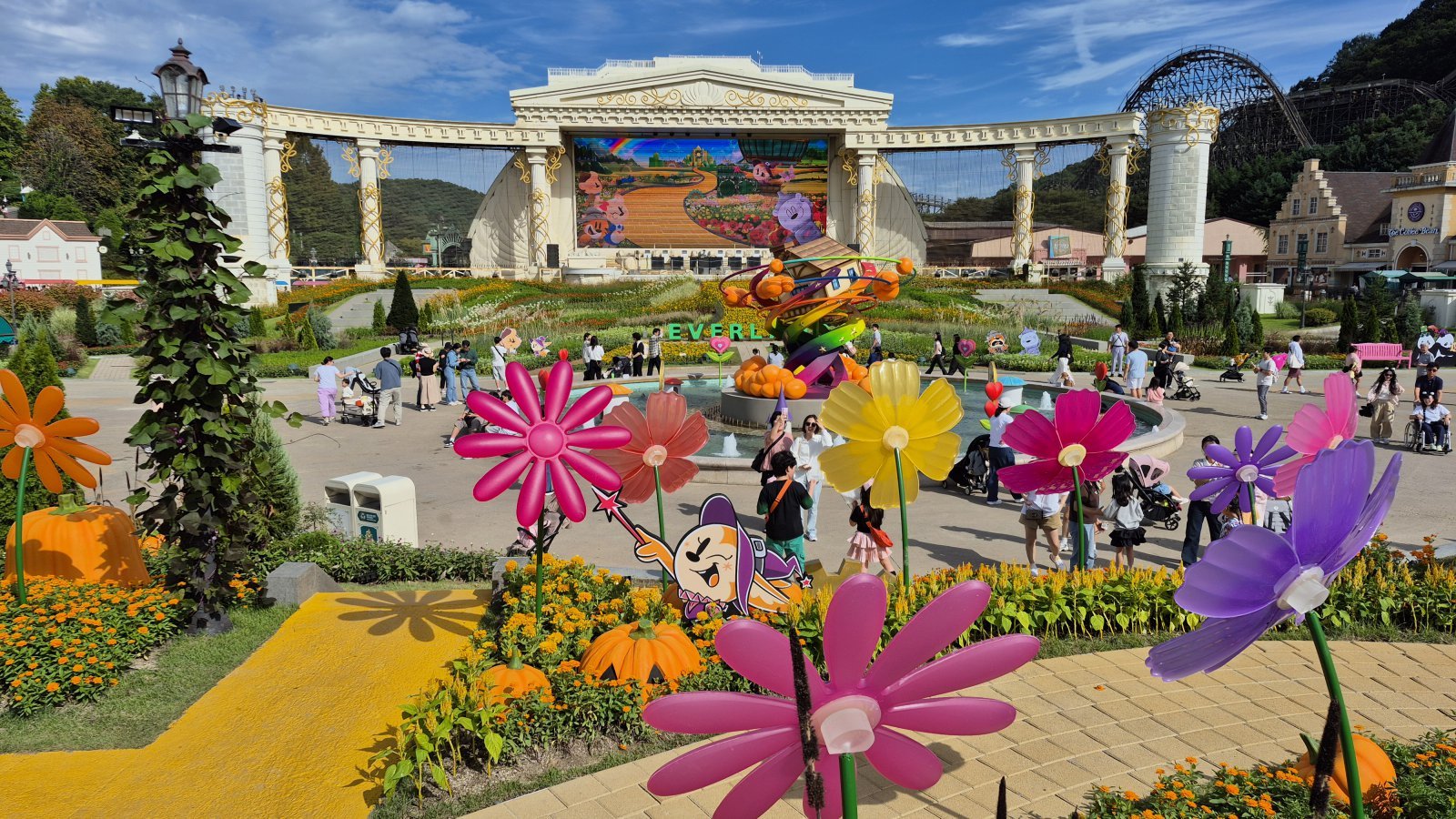 조형물과 꽃으로 꾸민 에버랜드 가을축제 ‘에버랜드 오브 오즈’의 에메랄드 시티.  용인｜양형모 기자