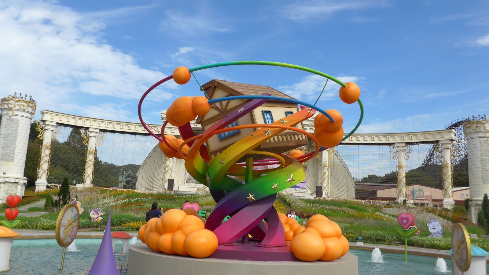 토네이도에 휩쓸려 오즈의 세계로 날아온 도로시의 집. 용인｜양형모 기자