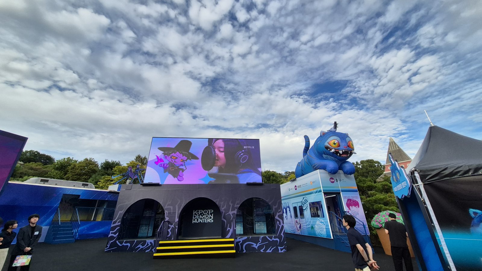 이번 가을축제 최고의 인기장소가 될 것으로 기대되는 ‘케데헌 존’.  초대형 더피가 눈길을 끈다.  용인 ｜ 양형모 기자