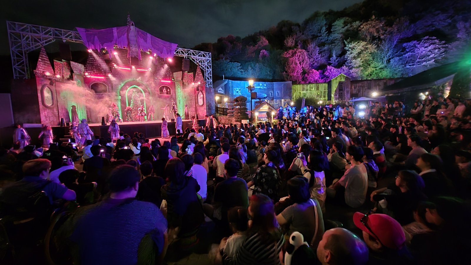 블러드 시티 야외 공연장에서 펼쳐진 ‘크레이지 좀비헌트’. 공연 시작 전부터 관객이 몰릴 만큼 인기가 높다.  용인 ｜ 양형모 기자